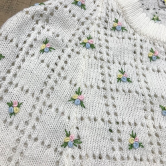 Vintage Sweater Bee by Banff Poncho Cape Womens White embroidered Floral Cottage - Picture 6 of 12